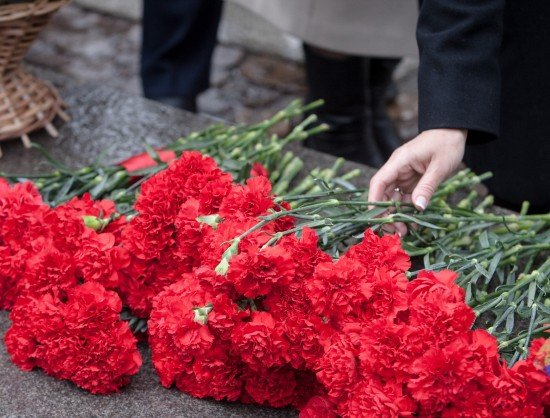Новосибирцы возложили цветы к «вечному огню»